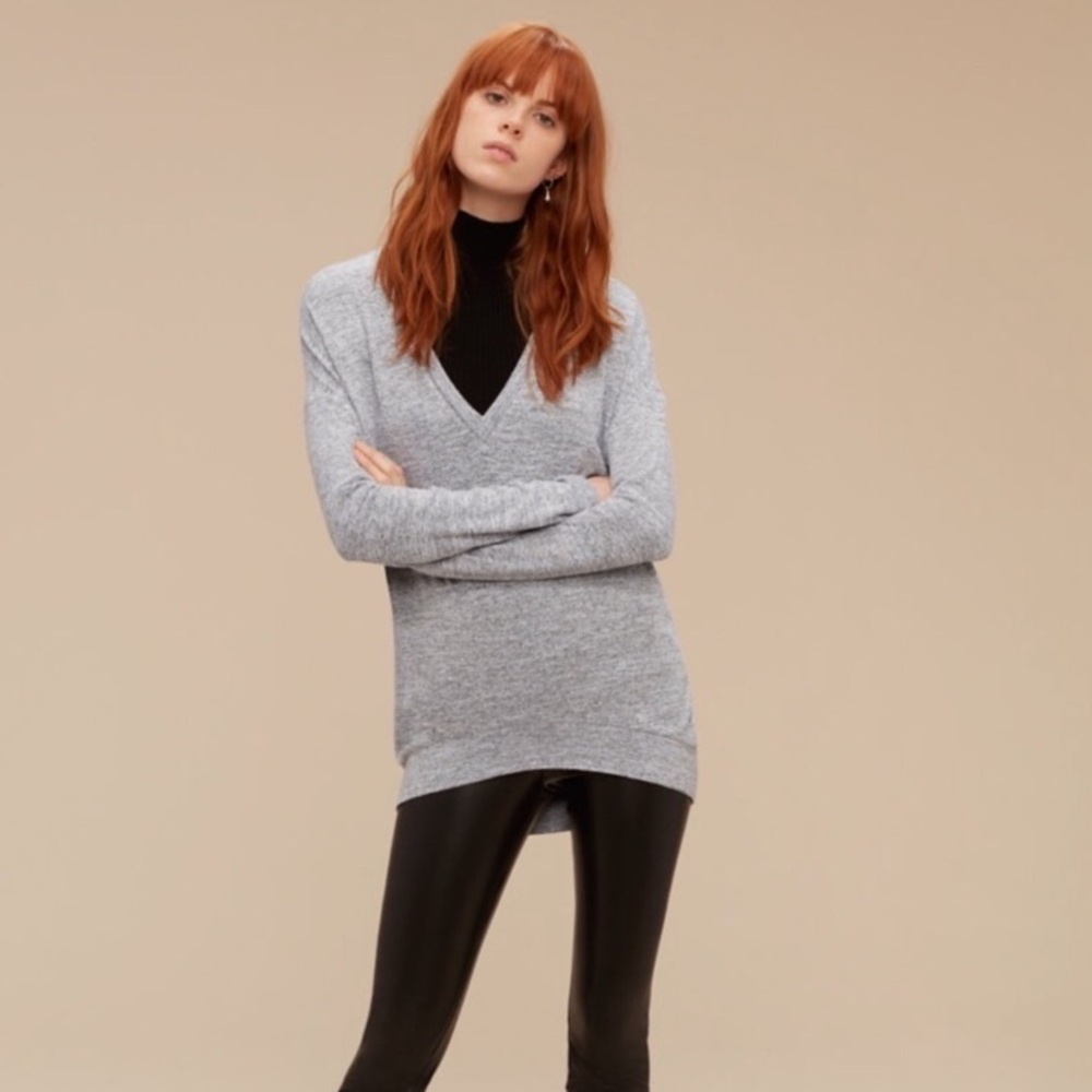 Aritzia | Wilfred Free Devinette V Neck Tee | XS
